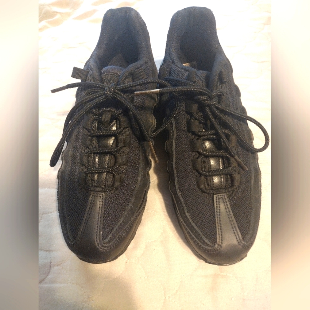 Nike Air Max women's tie up sneakers, size 7Y, black.
